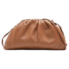 Mini-The Pouch-Tasche aus braunem Leder von Bottega Veneta