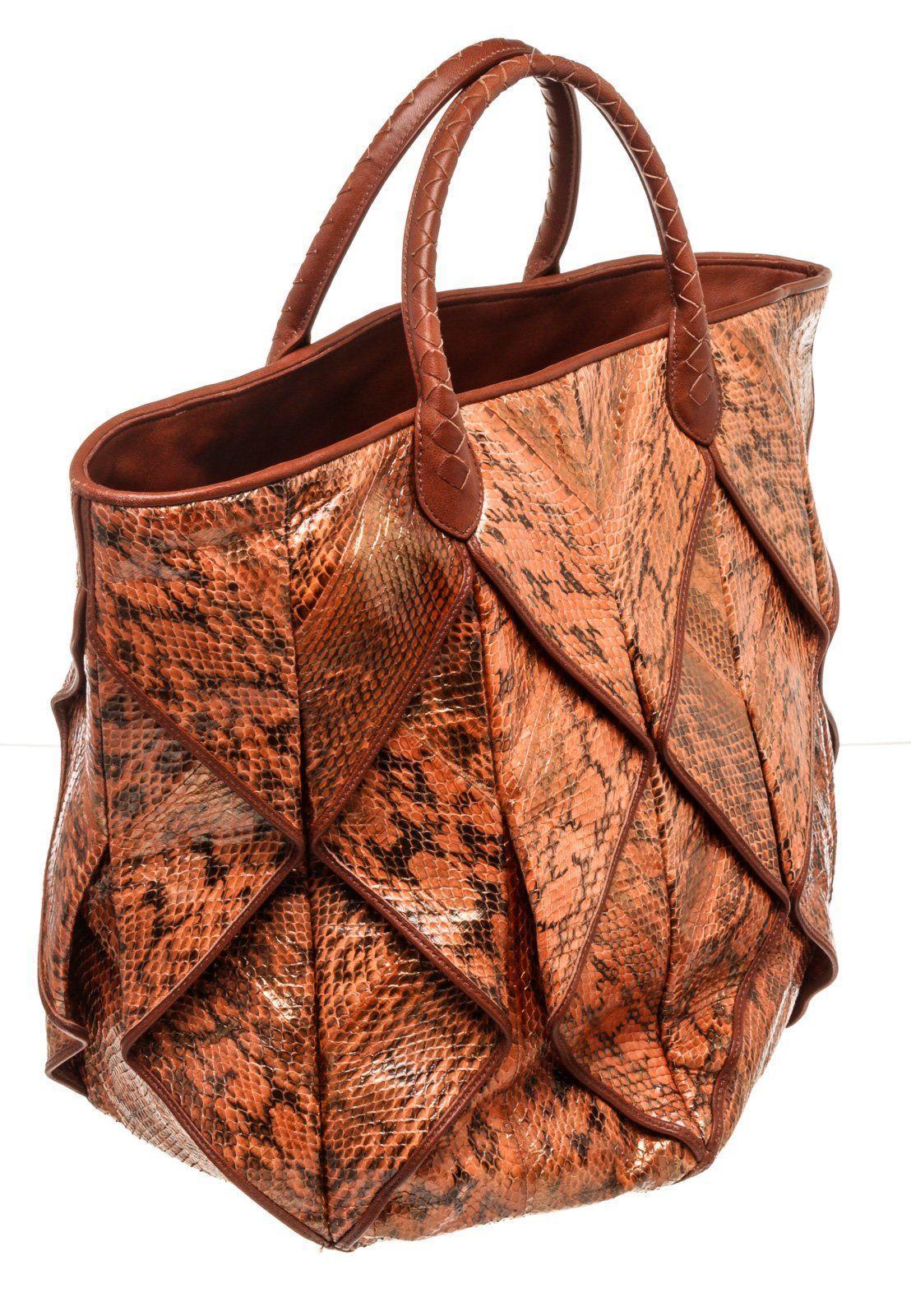Bottega Veneta Brown Leather Origami Shopper Tote Bag with material leather, gold-tone hardware, interior zip pocket, dual top handle and flap closure.

40679MSC