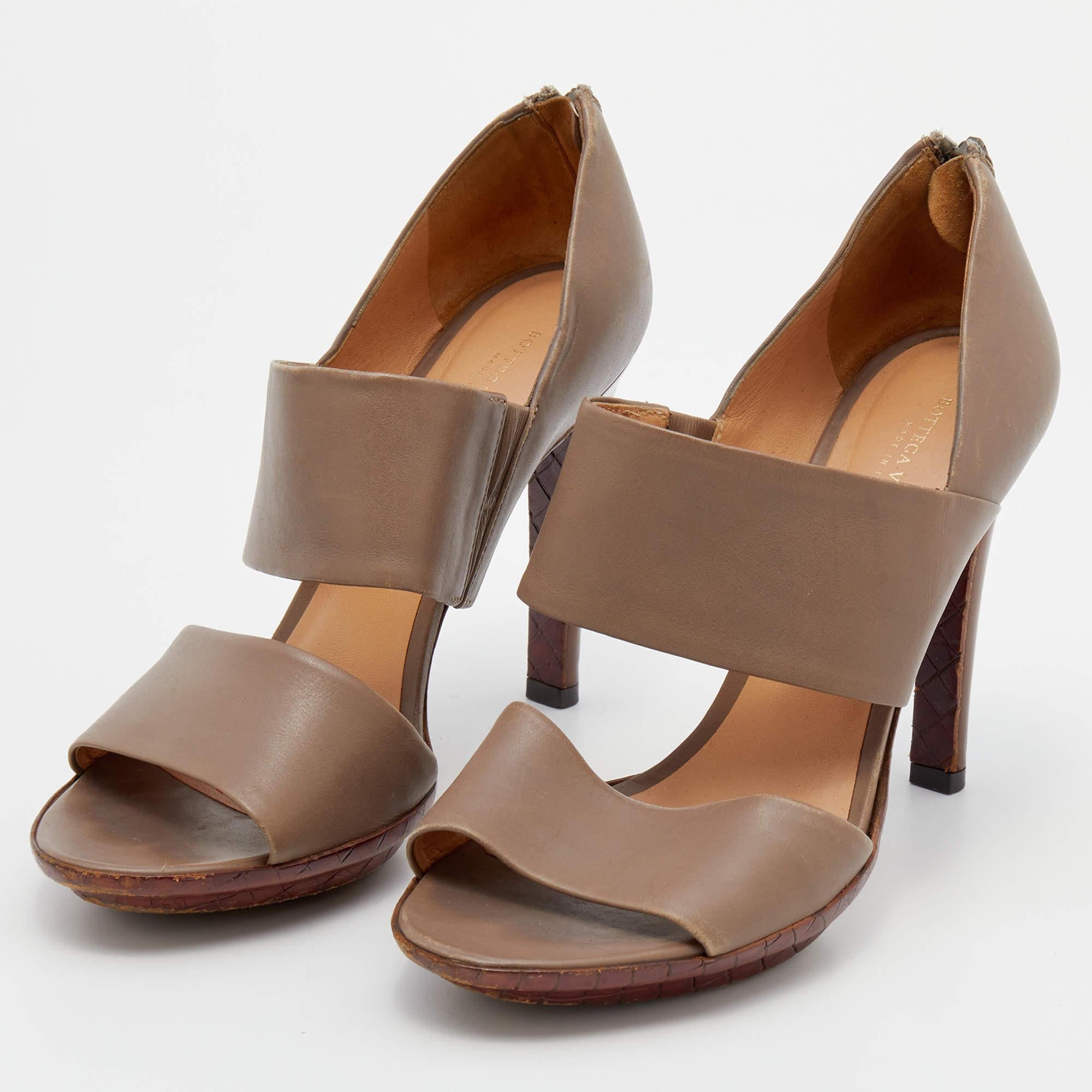 This gorgeous pair of Bottega Veneta sandals made of leather adds a sophisticated touch to your look. The brown shoes come with smooth insoles broad front straps back zippers and 10.5 cm heels. Team them with your dresses and separates alike
