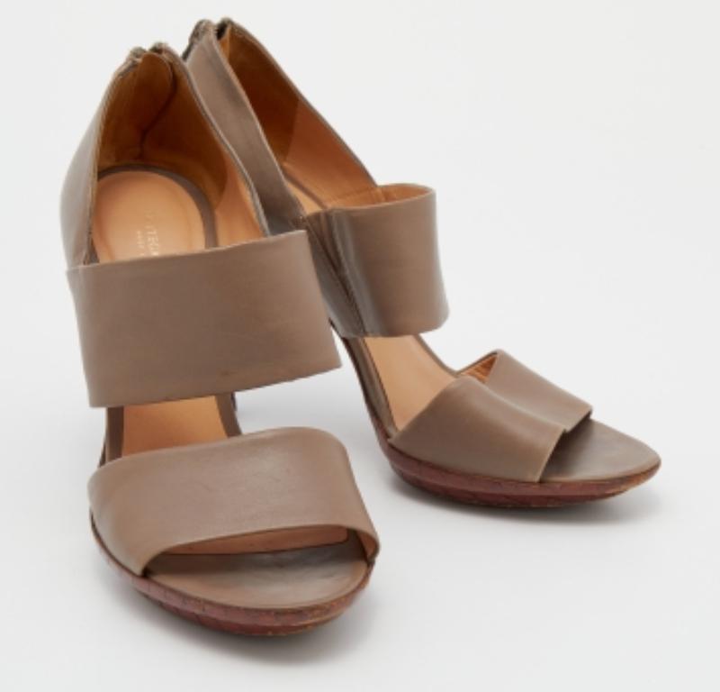 Dieses wunderschöne Paar Bottega Veneta Sandalen aus Leder verleiht Ihrem Look einen raffinierten Touch. Die braunen Schuhe haben eine glatte Innensohle, breite Riemen vorne, Reißverschlüsse hinten und einen 10,5 cm hohen Absatz. Kombinieren Sie sie