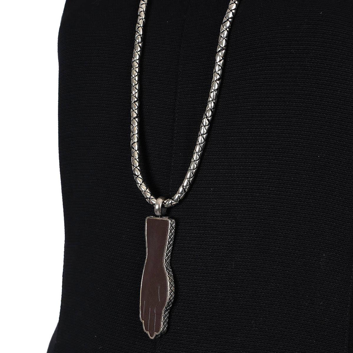 BOTTEGA VENETA brown leather & STERLING SILVER HAND Necklace In Excellent Condition For Sale In Zürich, CH
