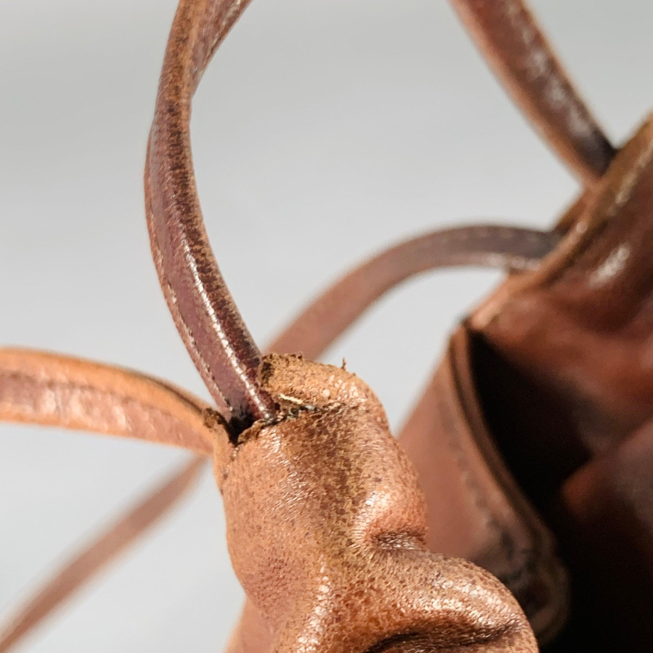 BOTTEGA VENETA Sac à bandoulière à glands en cuir marron en vente 6