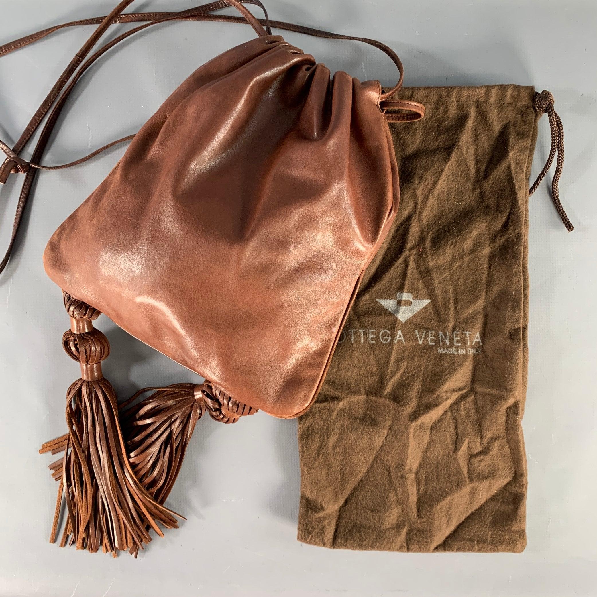BOTTEGA VENETA Sac à bandoulière à glands en cuir marron en vente 2