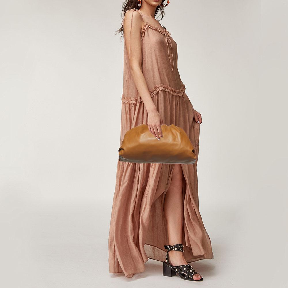 This Bottega Veneta The Pouch clutch is a creation marked by excellent craftsmanship and refined style. It is crafted with skill and impeccably finished to be a luxurious accessory in your hand.