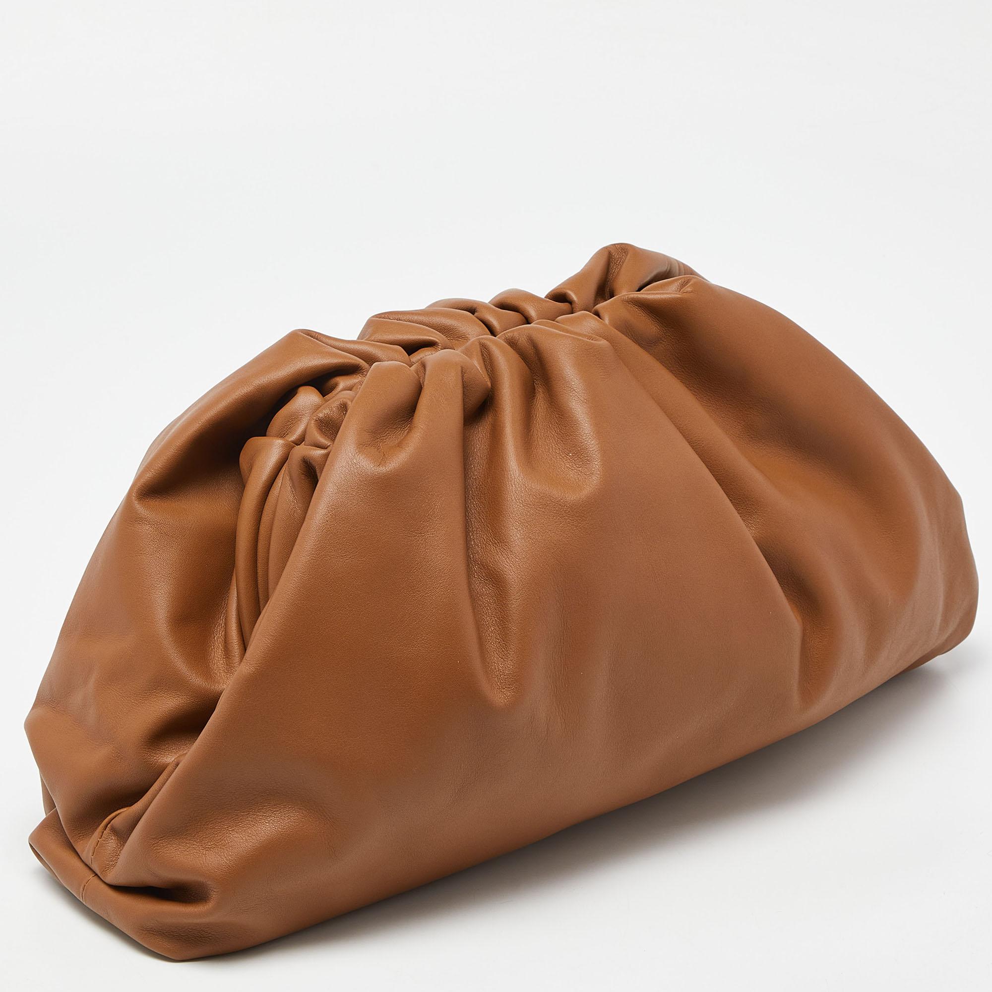 Bottega Veneta Brown Leather The Pouch Clutch In Good Condition In Dubai, Al Qouz 2