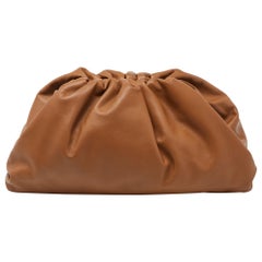 Bottega Veneta The Pouch Clutch aus braunem Leder