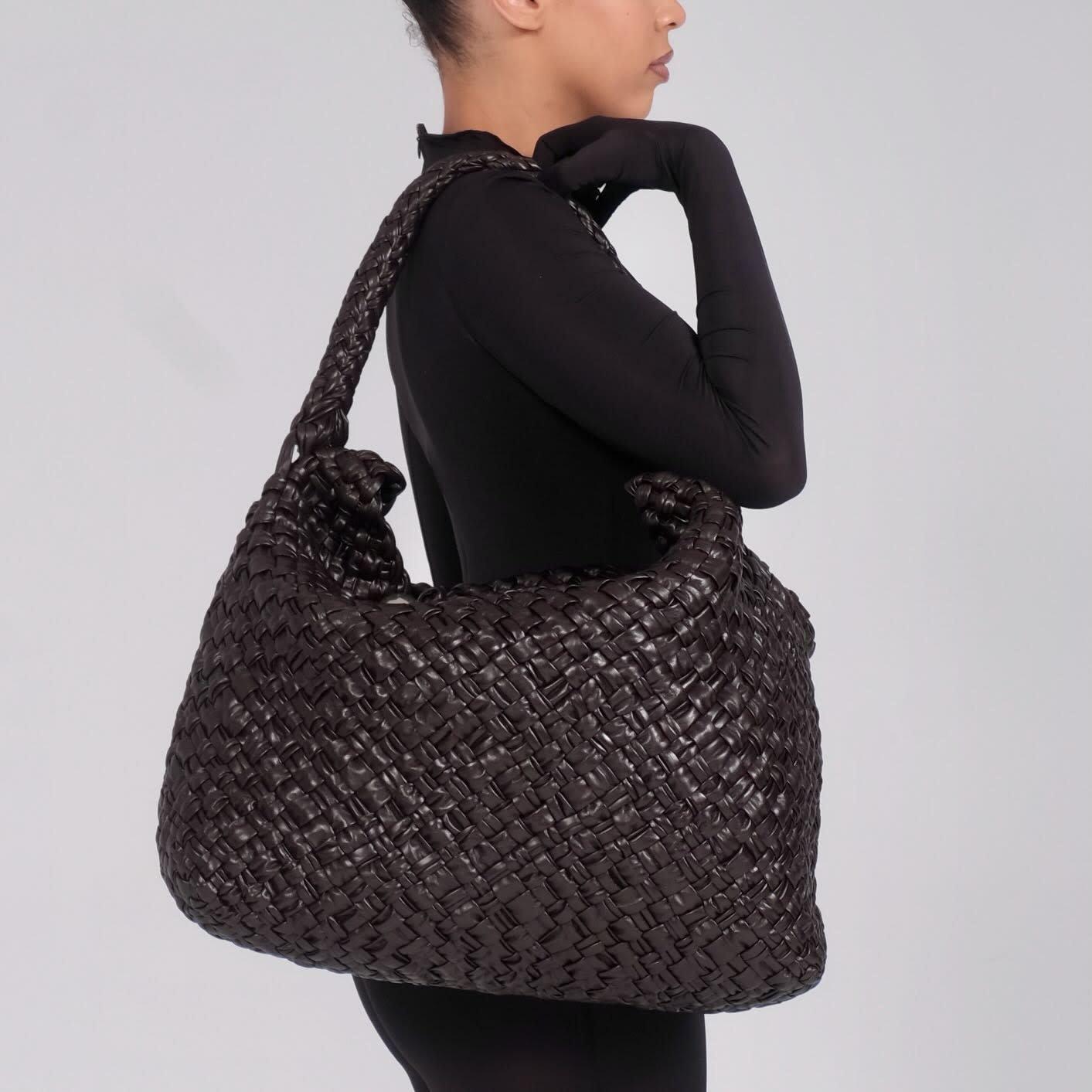 Color: Fondant (dark brown)
Material: leather
Code: A00726567E
Condition: Excellent.
Made in Italy

Measurements~
Height 15”
Width 21”
Depth 5”
Drop 7”