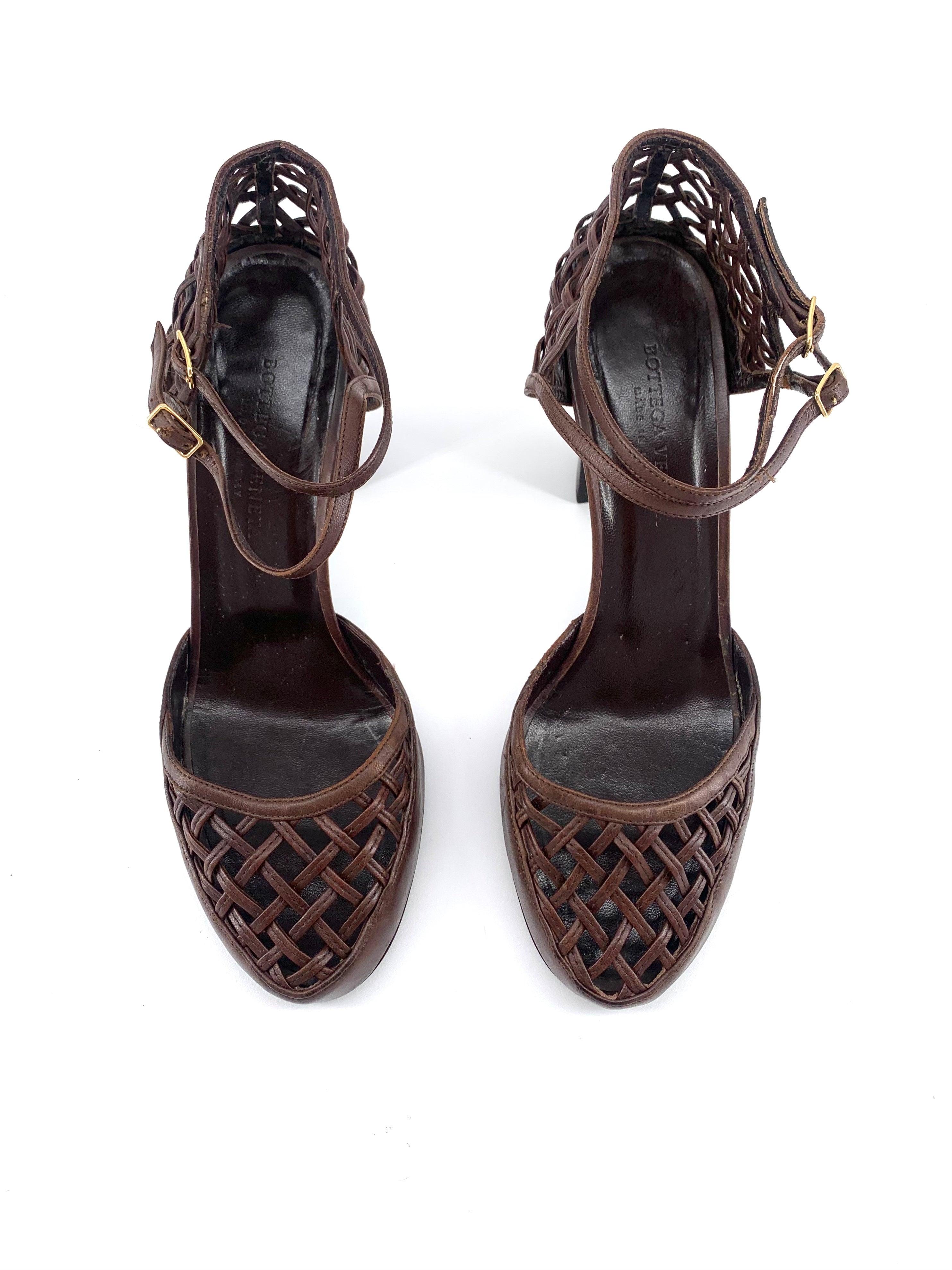Bottega Veneta Sandalen mit gewebtem braunem Leder und Blockabsatz. Zwei Knöchelriemen mit gelbgoldfarbenen Schnallen. Klobiger Blockabsatz. Ca. 2010er Jahre. Vero cuoio. Ausgezeichneter, ungetragener Zustand. 

Etikett 39,5 (US 8,5)

Zusätzliche