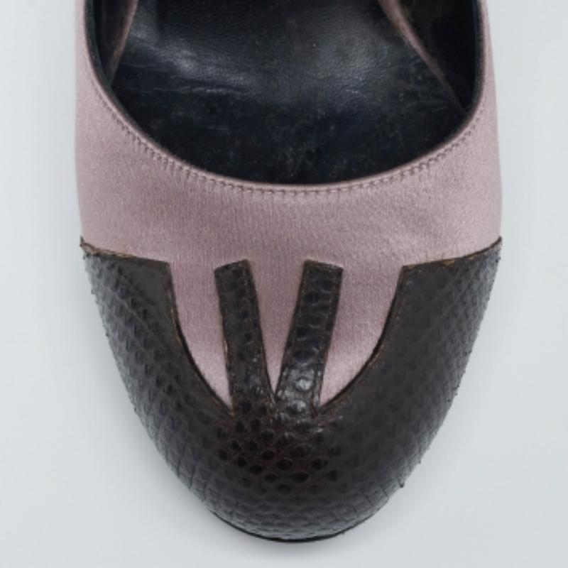 Consigue un estilo refinado con estos zapatos de salón Mary Jane de Bottega Veneta. Confeccionados en satén malva y piel de lagarto marrón, estos zapatos de diseño vienen con tacones en bloque y plataformas ocultas. Las plantillas están forradas de