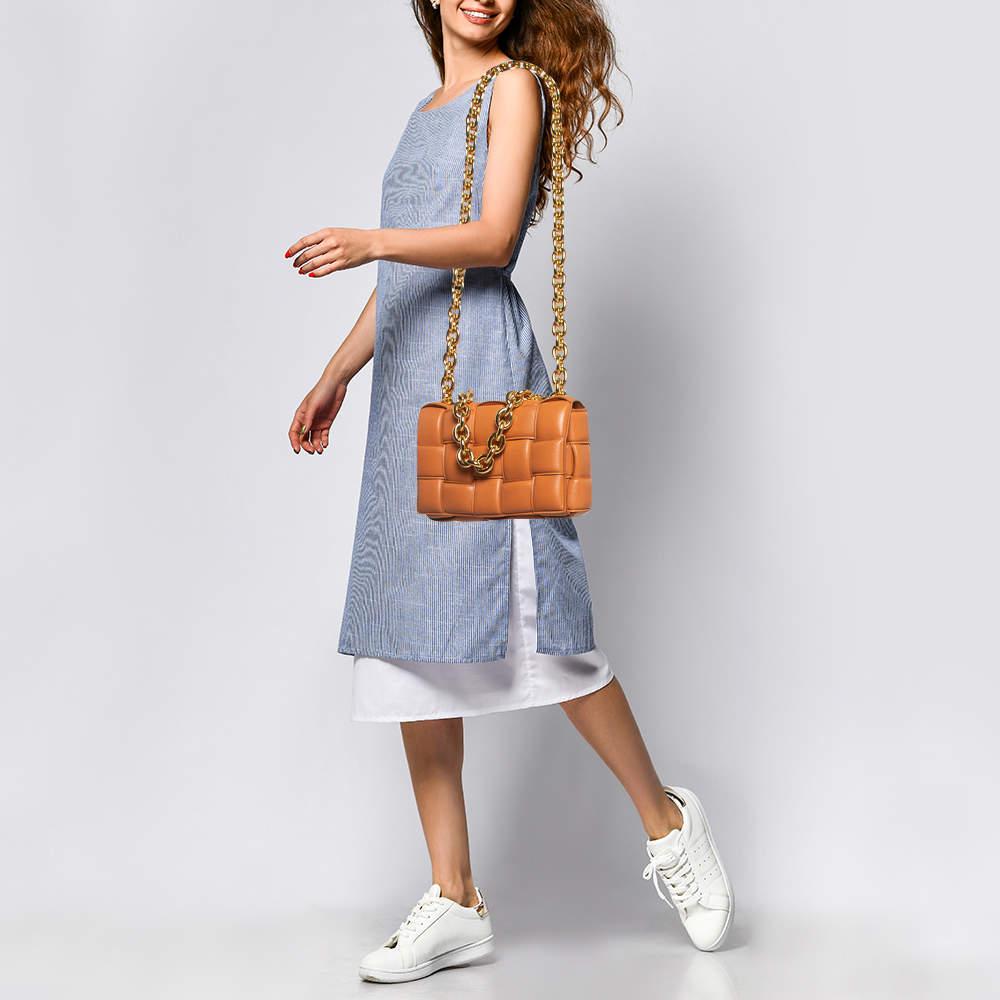 Les sacs de créateurs sont des compagnons idéaux pour de nombreuses occasions. Ici, la mode rencontre la fonctionnalité, avec une grande précision. Il a été doté d'un intérieur bien dimensionné qui peut facilement accueillir tous vos objets