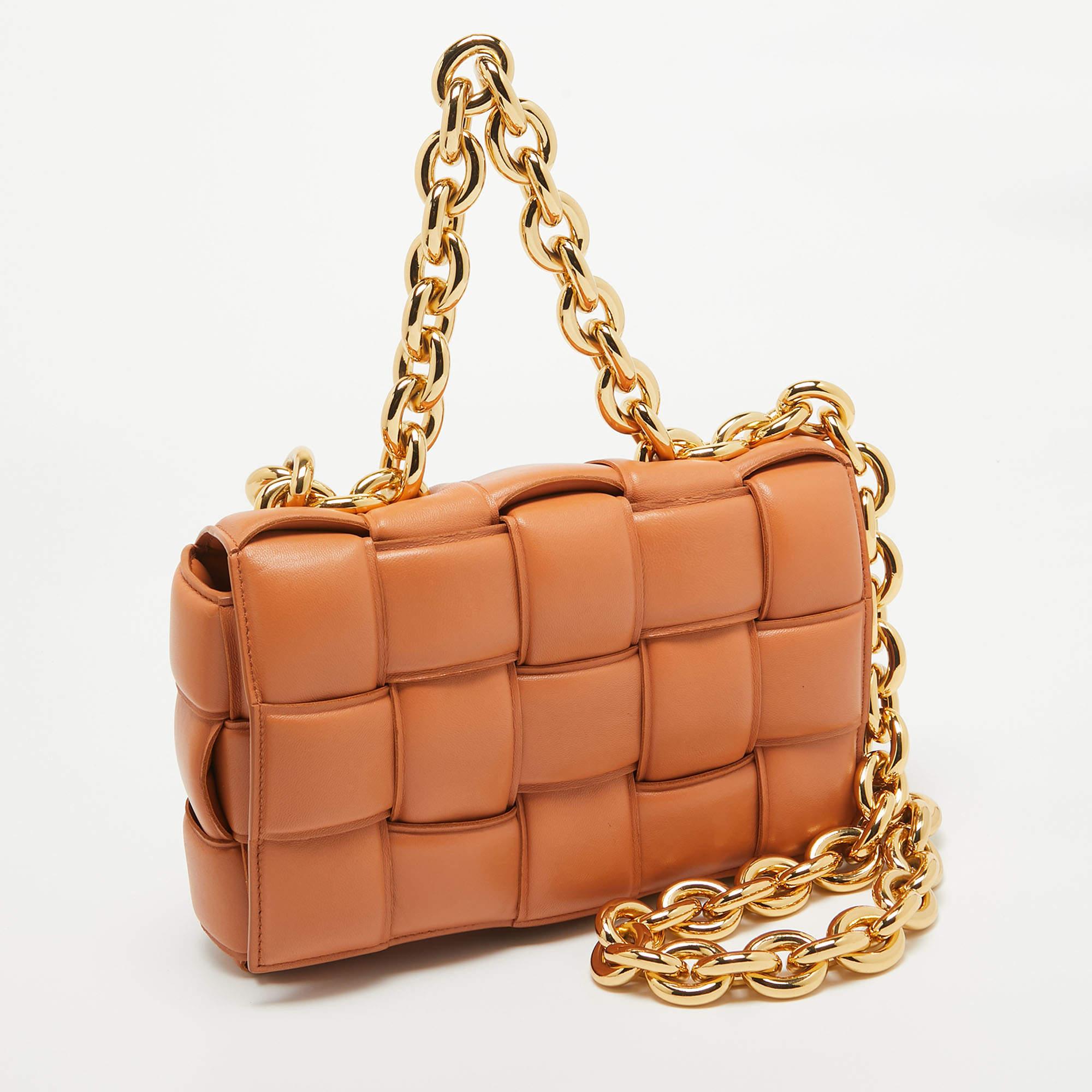 Marron Bottega Veneta Brown - Sac à bandoulière en cuir matelassé et chaîne à cassettes en vente