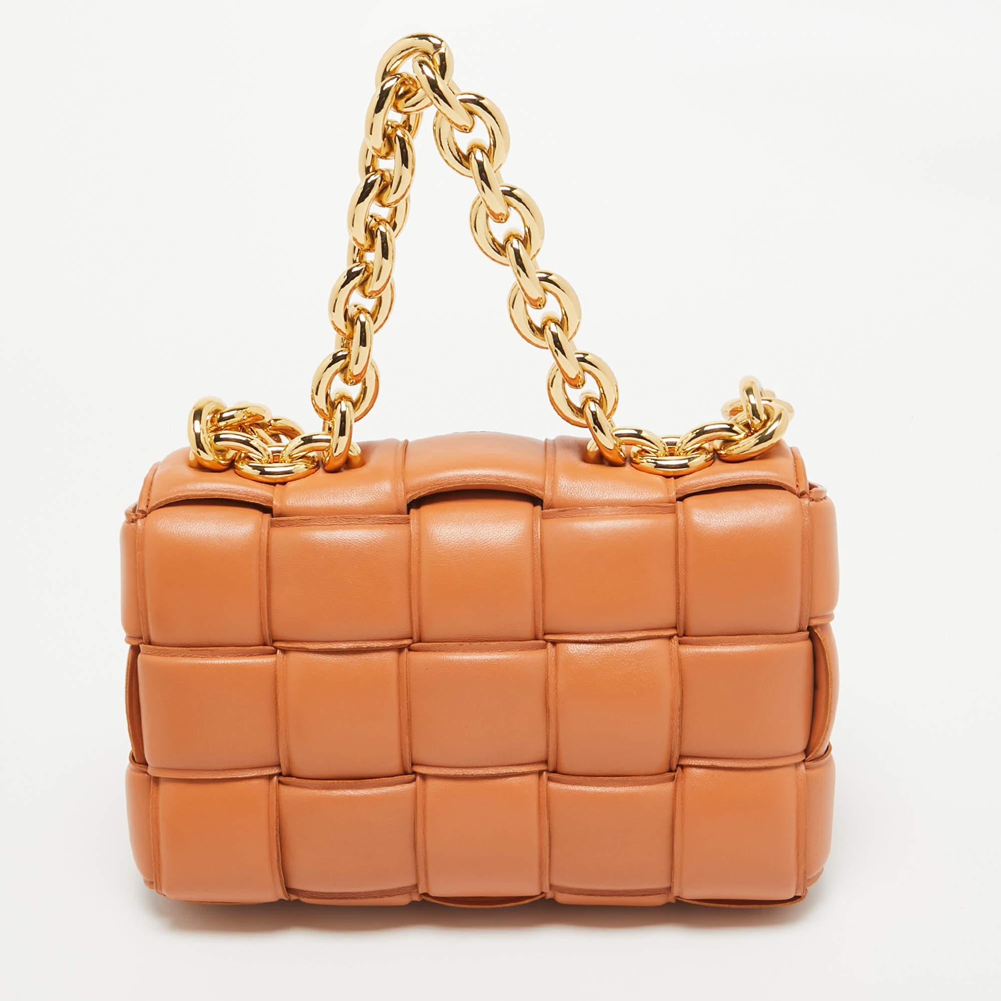 Bottega Veneta Brown - Sac à bandoulière en cuir matelassé et chaîne à cassettes Bon état - En vente à Dubai, Al Qouz 2