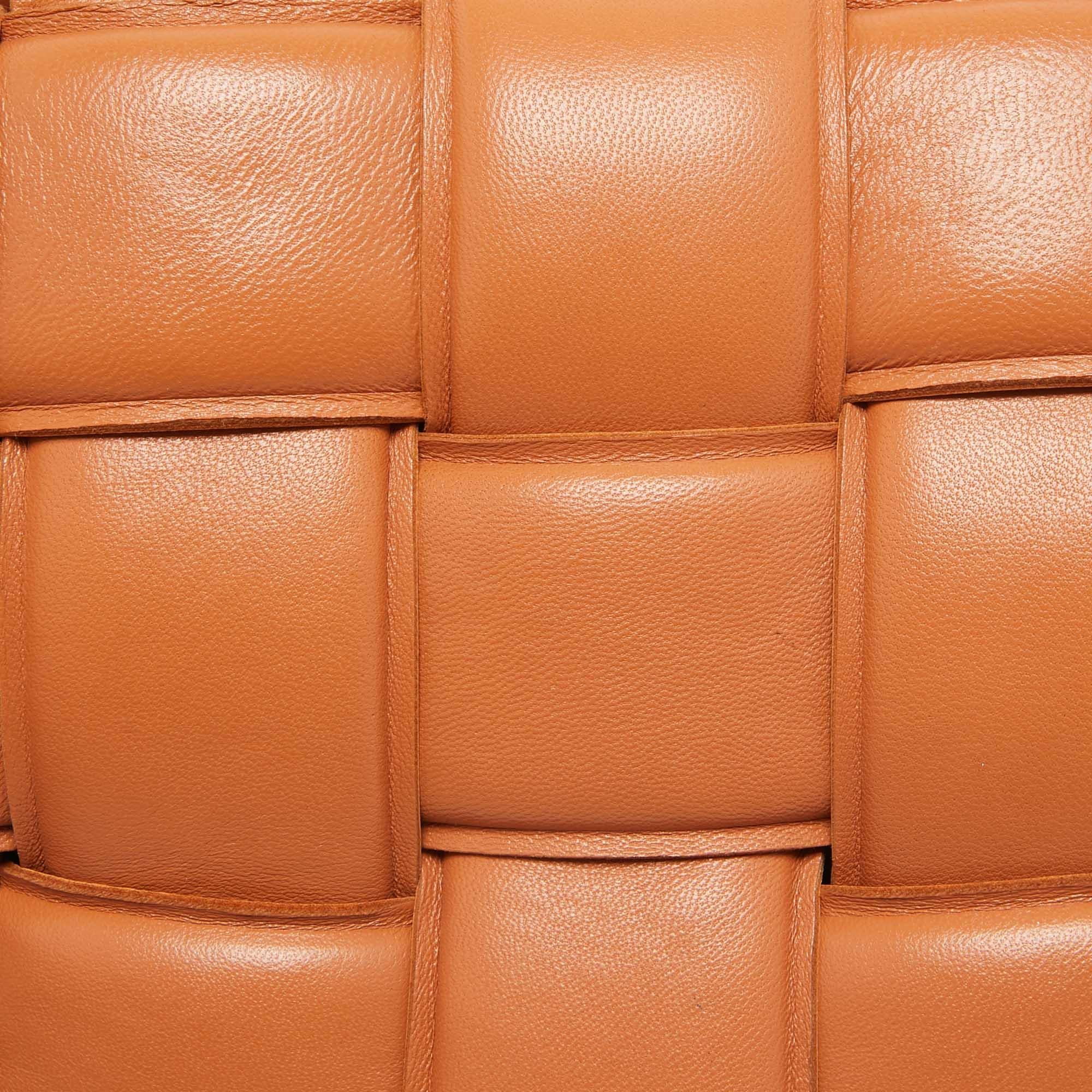 Bottega Veneta Brown - Sac à bandoulière en cuir matelassé et chaîne à cassettes Pour femmes en vente