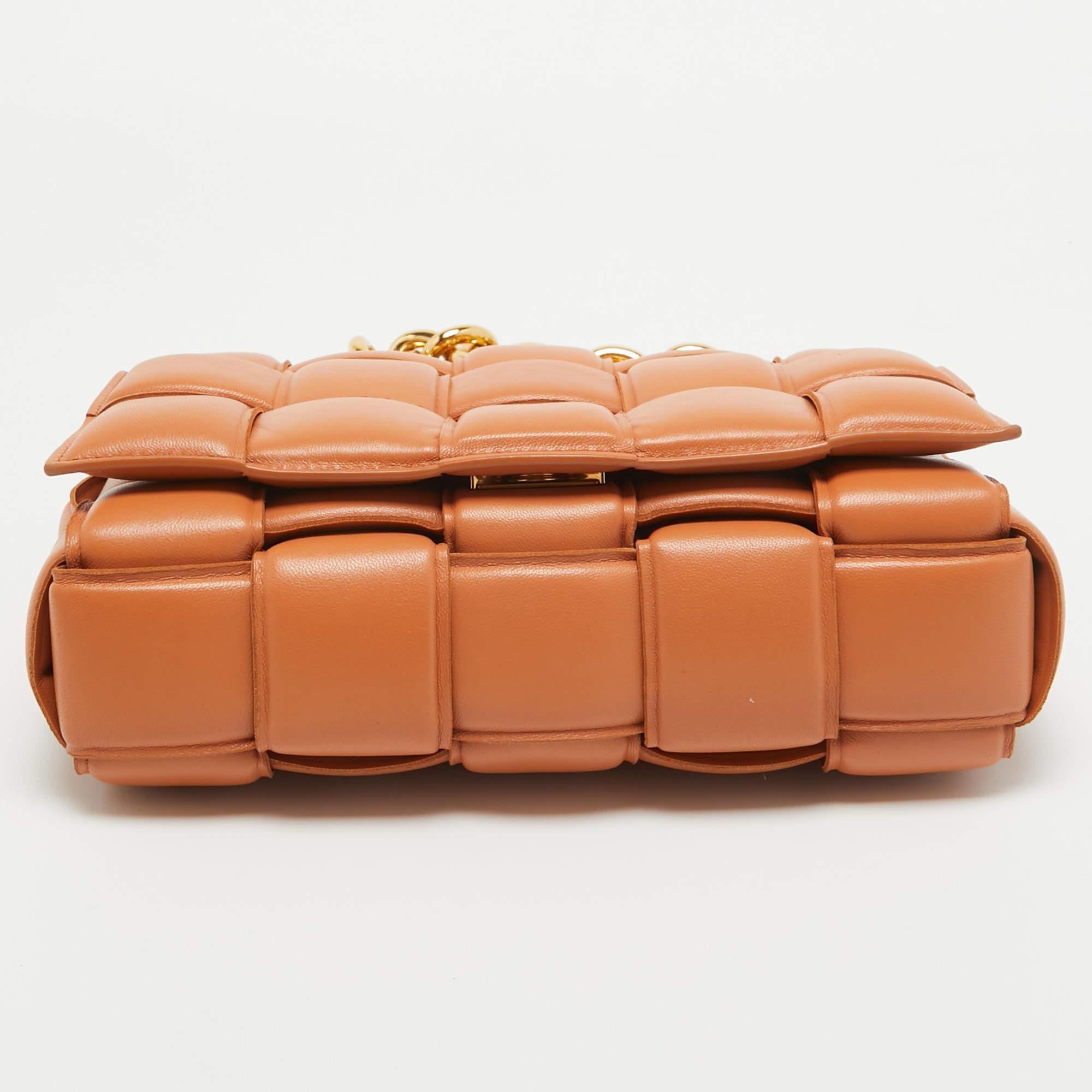 Bottega Veneta Brown - Sac à bandoulière en cuir matelassé et chaîne à cassettes en vente 1