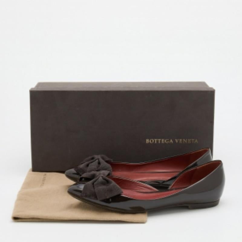 Bottega Veneta Bailarinas de charol marrón con lazo talla 36.5 Negro en venta