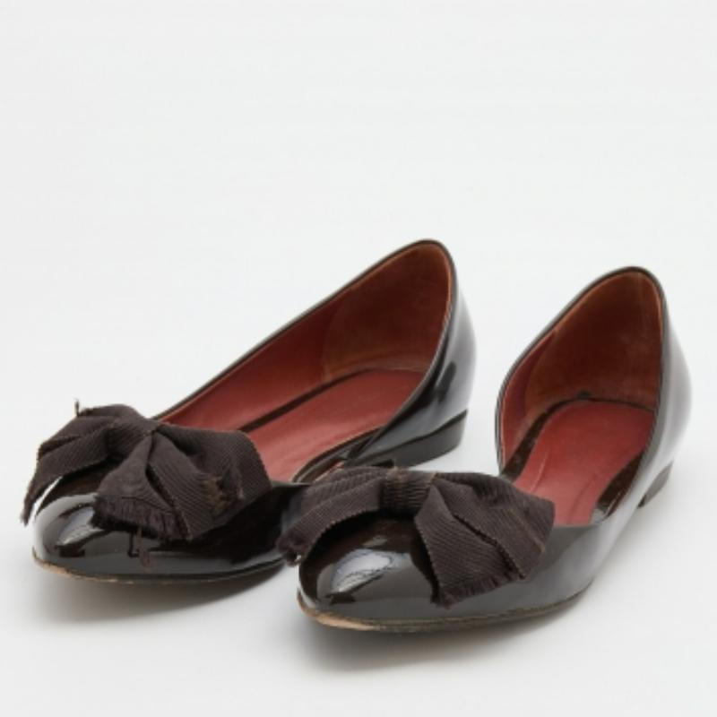 Bottega Veneta Bailarinas de charol marrón con lazo talla 36.5 en Bueno estado para la venta en Dubai, Al Qouz 2