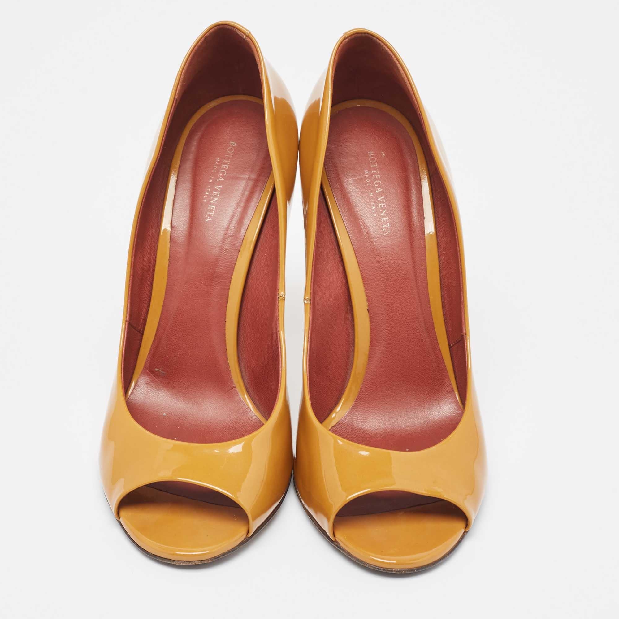 Bottega Veneta Brown Patent Leather Peep Toe Pumps Size 40 In Good Condition For Sale In Dubai, Al Qouz 2