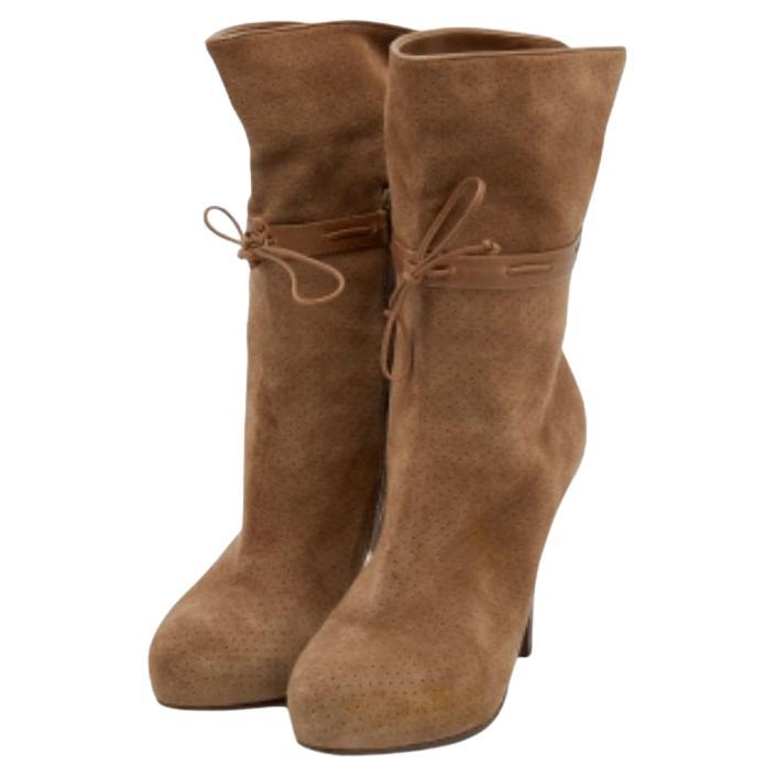 Faites sensation partout où vous allez en portant ces superbes bottes mi-mollet de Bottega Veneta. Confectionnées en Italie, elles sont réalisées en daim et en cuir perforés et se déclinent dans une teinte marron classique. Elles sont dotées de