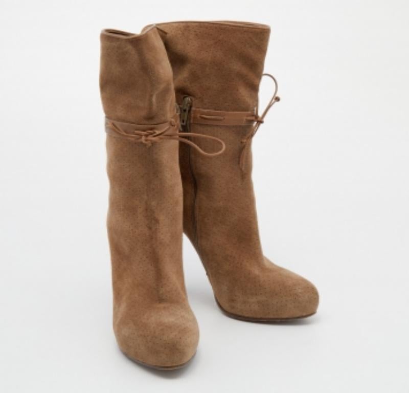 Bottega Veneta - Bottes mi-mollets en cuir et daim perforé - Brown - Taille 36.5 État moyen - En vente à Dubai, Al Qouz 2