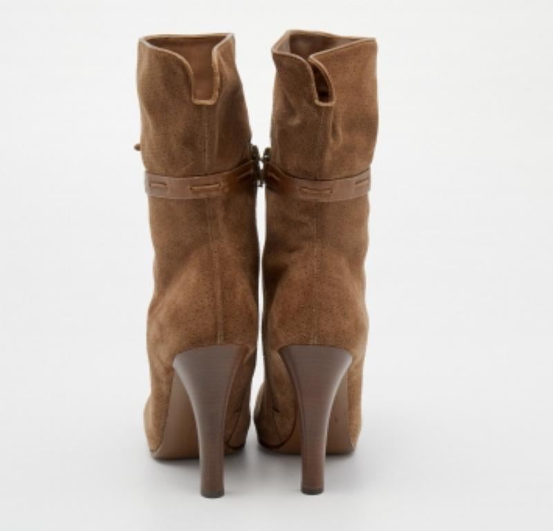 Bottega Veneta - Bottes mi-mollets en cuir et daim perforé - Brown - Taille 36.5 en vente 1