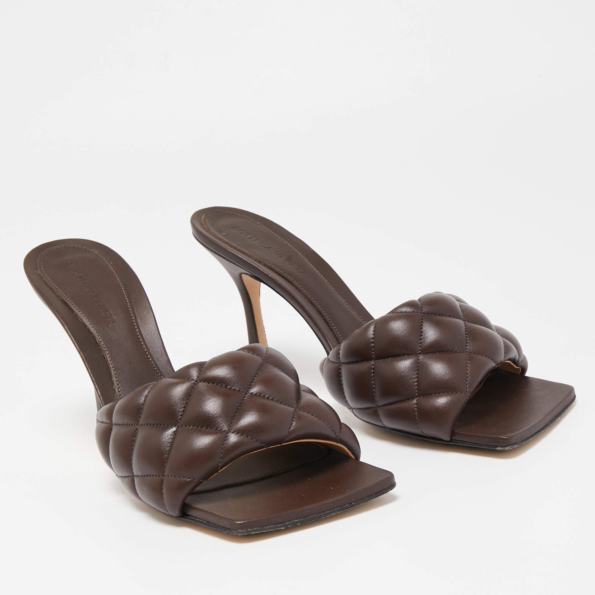 Bottega Veneta Brown Quilted Leather Padded Slide Sandals Size 40 In Good Condition In Dubai, Al Qouz 2