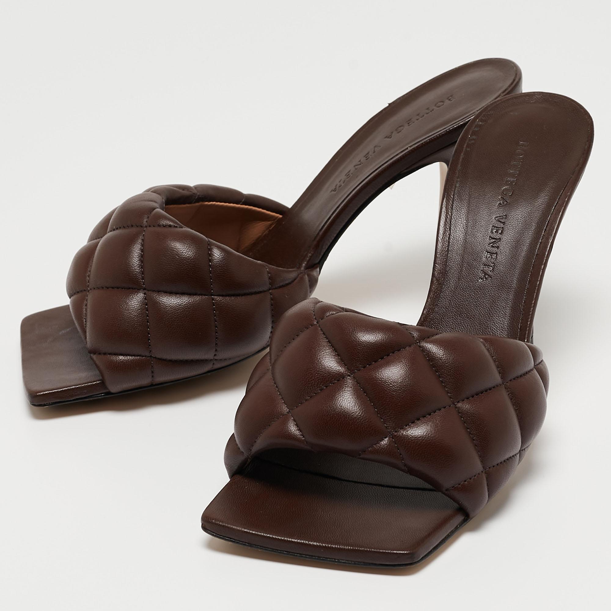 Bottega Veneta Brown Quilted Leather Slide Sandals Size 35 In Excellent Condition In Dubai, Al Qouz 2