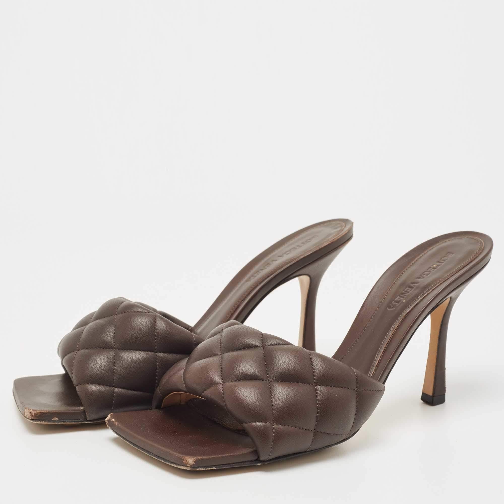Bottega Veneta Brown Quilted Padded Leather Slide Sandals Size 39 In Good Condition In Dubai, Al Qouz 2