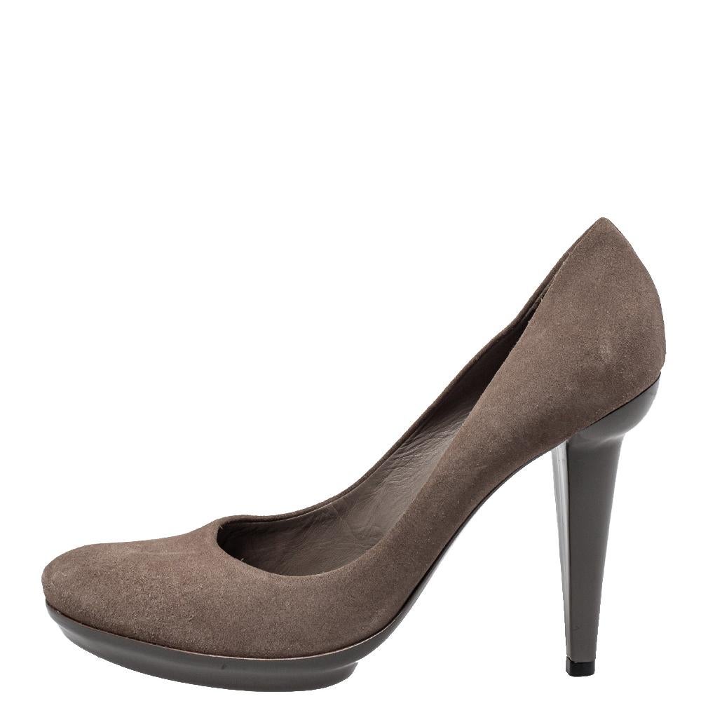 Este asombroso par de zapatos de salón de Bottega Veneta aportará clase a tus conjuntos. Estos zapatos de salón de punta redonda están fabricados en ante marrón y llevan unas cómodas plantillas de piel. Se elevan sobre tacones de 12 cm.

