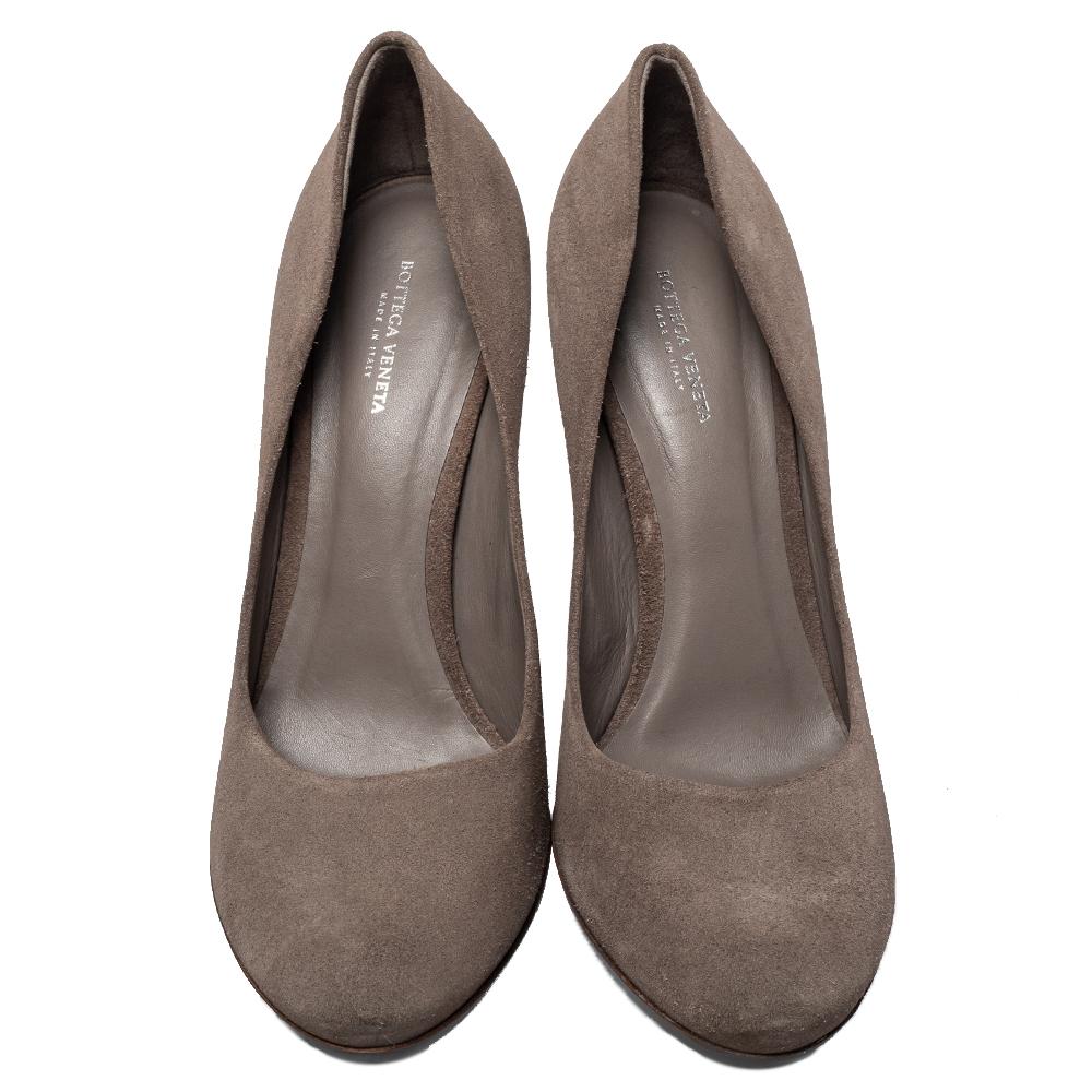 Bottega Veneta Bombas de punta redonda de ante marrón Talla 40 Gris