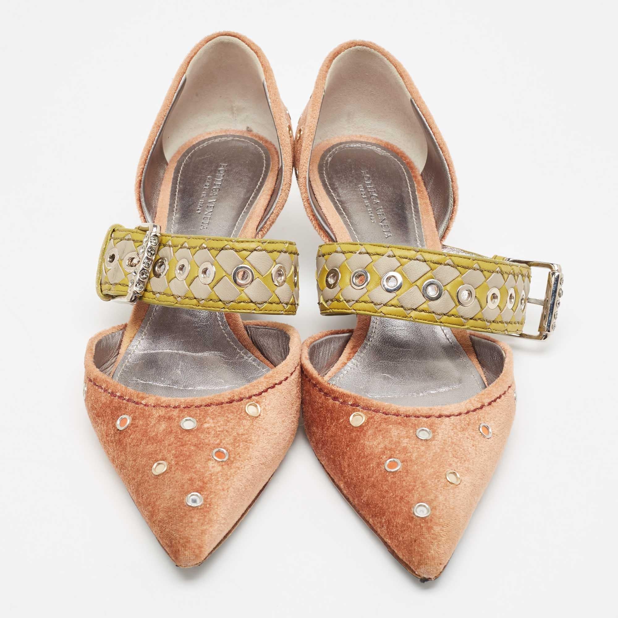 Bottega Veneta Brown Velvet and Intrecciato Leather Studded Pumps Size 37 In Good Condition In Dubai, Al Qouz 2
