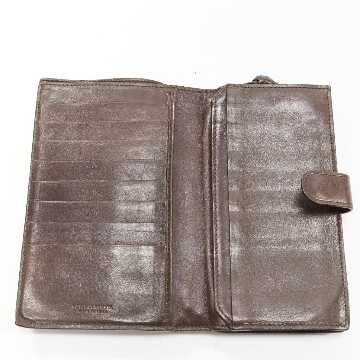 BOTTEGA VENETA portefeuille long en cuir intrecciato tressé marron avec fermeture éclair dorée en vente 3