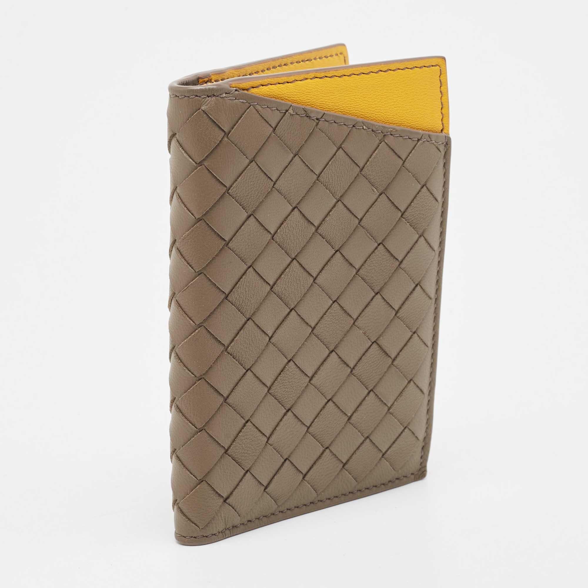 This Bottega Veneta card case is an immaculate balance of sophistication and rational utility. It has been designed using Intrecciato leather and elevated by a sleek finish. The creation is equipped with ample space for your monetary essentials.

