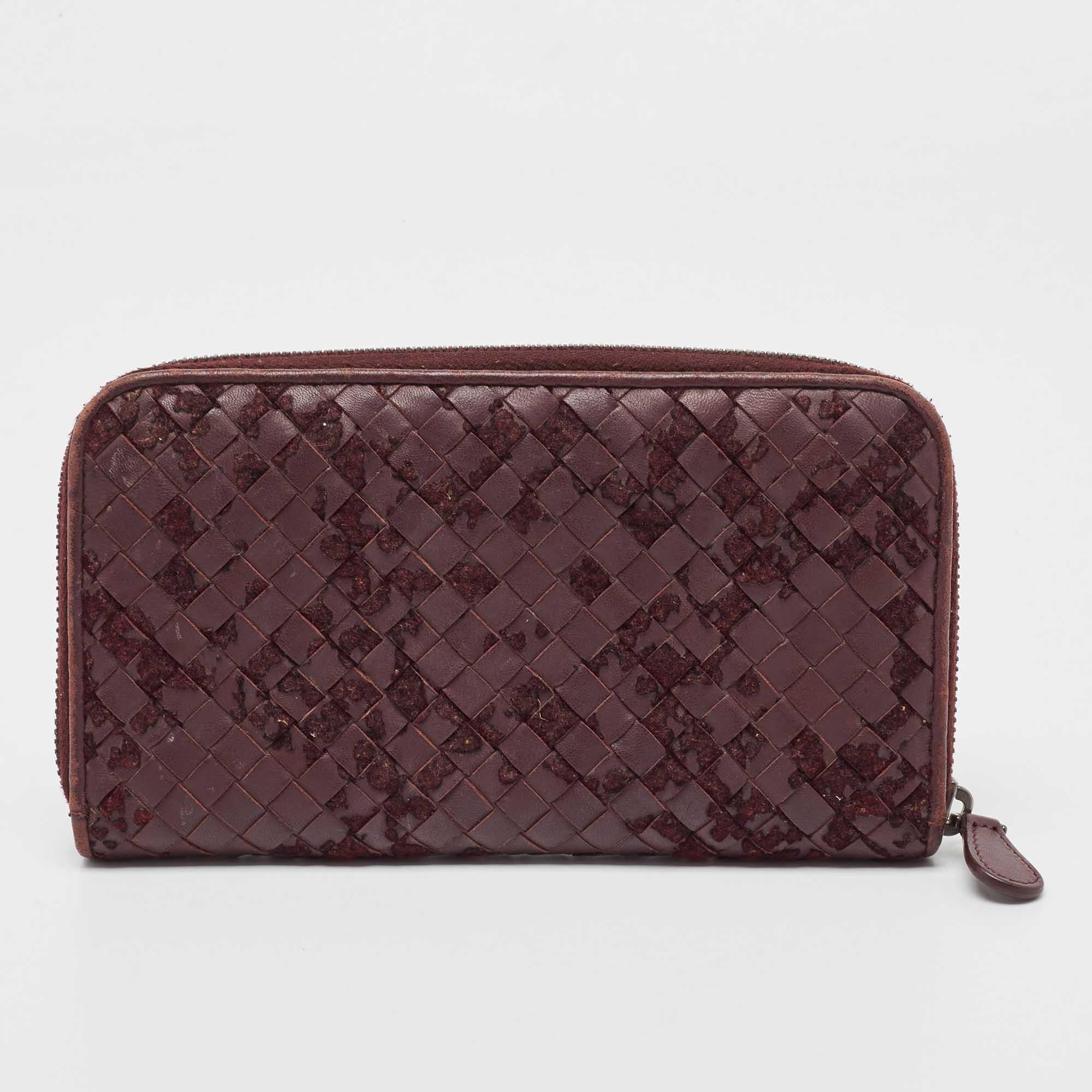 Bottega Veneta Burgundy Intrecciato Leather and Velvet Zip Around Wallet In Good Condition In Dubai, Al Qouz 2