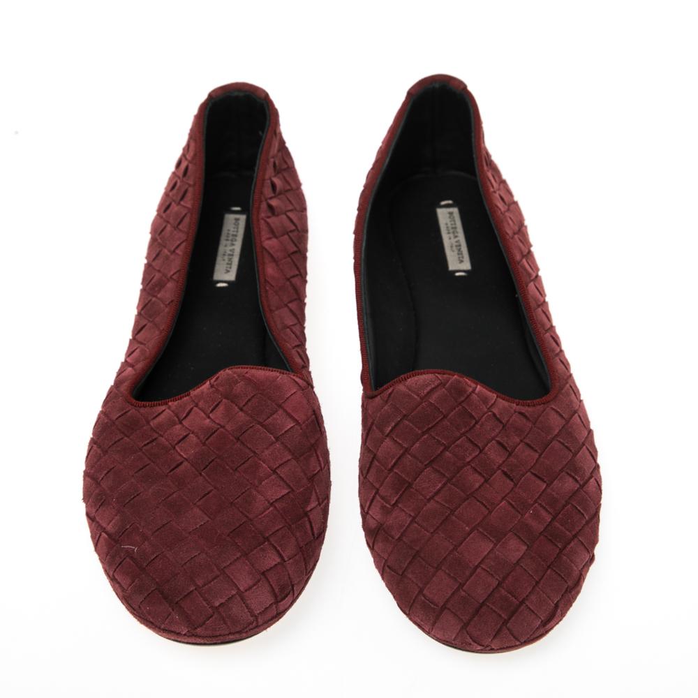 These classic ballet flats from Bottega Veneta will never go out of style. Created using burgundy Intrecciato suede on the exterior, they feature leather-lined insoles and a slip-on style. Liven up your casual outfit by wearing these ballet flats.

