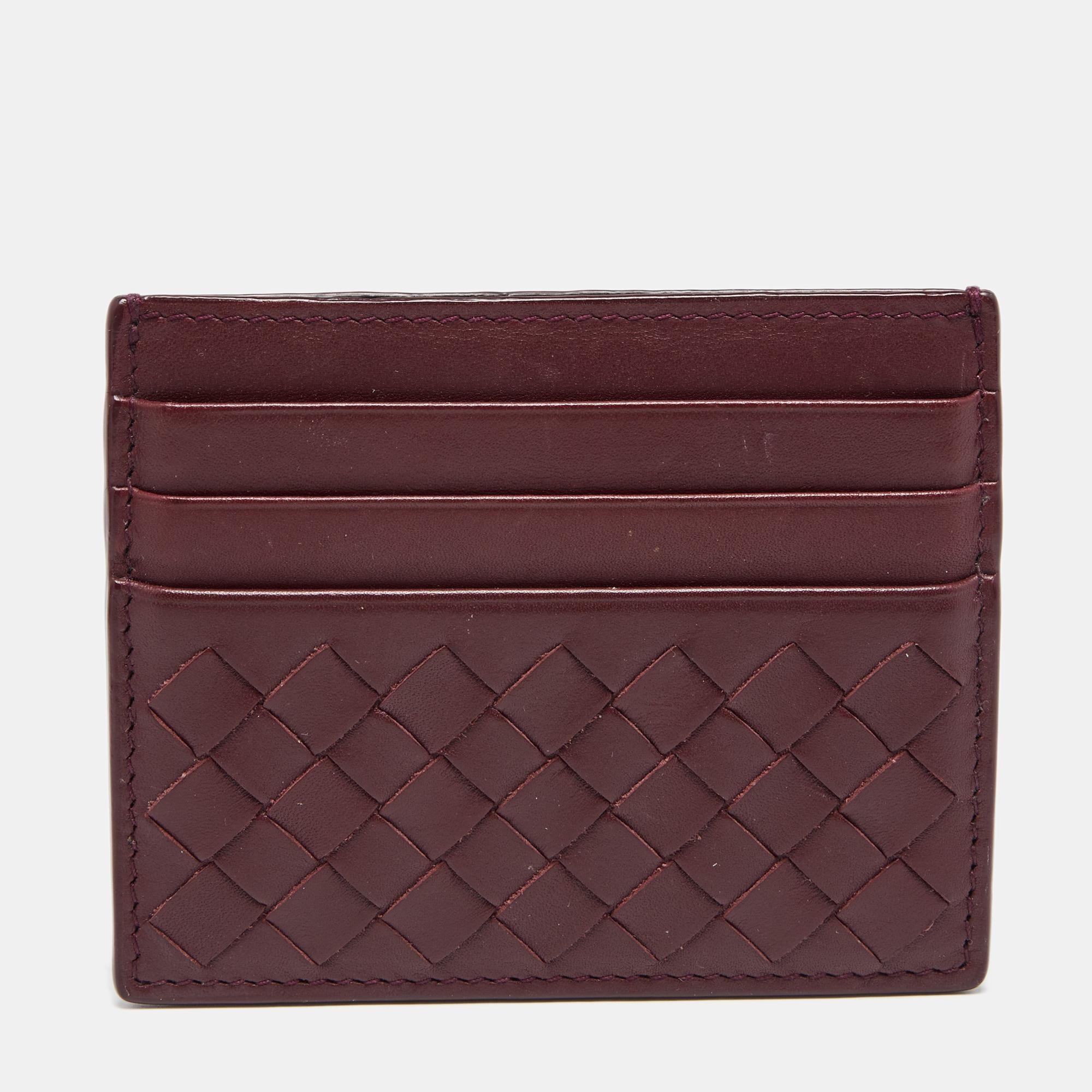 Crafted out of quality leather in their signature Intrecciato pattern, this card Holder by Bottega Veneta comes equipped with multiple slots that will dutifully hold your cards and an open compartment. This piece is sleek and can easily slip into