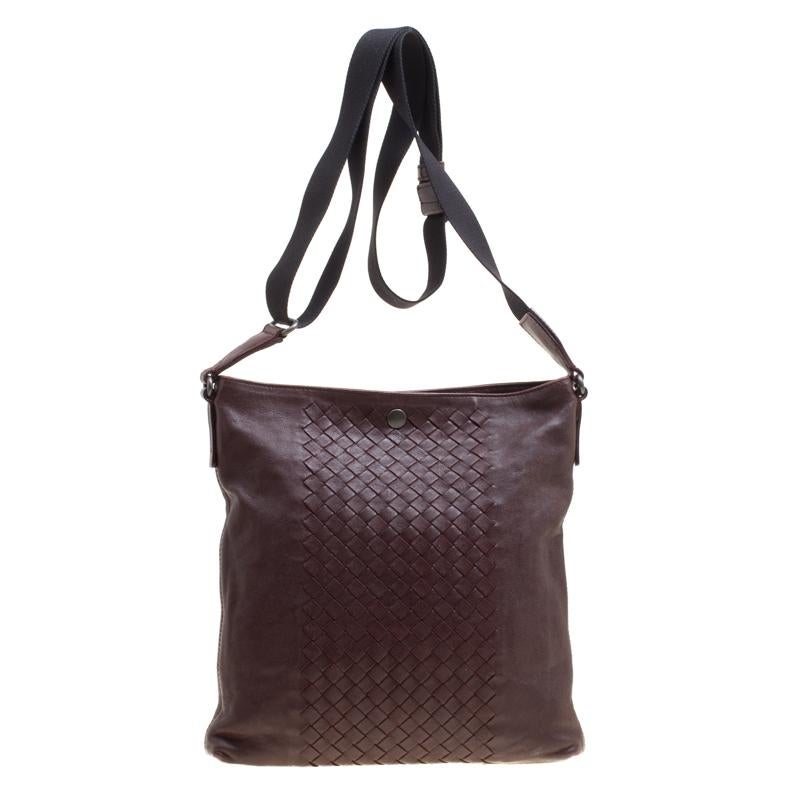 Well-made leather products are not only a symbol of style but also reliability. Crafted from leather in Italy, this crossbody bag by Bottega Veneta features a shoulder strap and a fabric compartment perfectly sized to carry your essentials. Also,