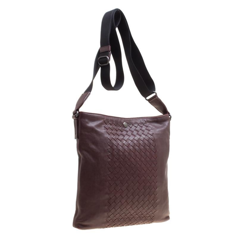Bottega Veneta Burgundy Intrecciato Leather Crossbody Bag In Good Condition In Dubai, Al Qouz 2