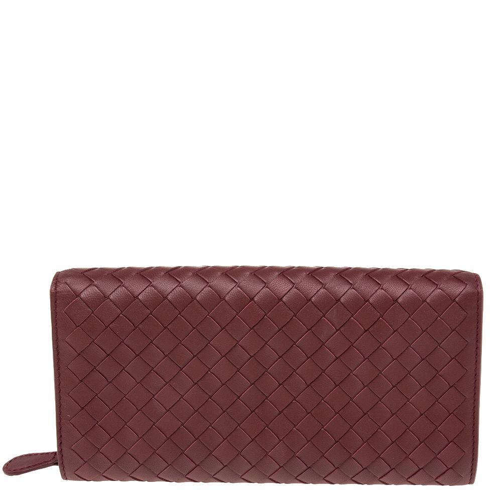 Featuring brand's signature Intrecciato pattern, this Bottega Veneta wallet is sempiternal. It is crafted from leather and equipped with a flap closure, gunmetal-tone hardware, and leather lining. The different interior compartments are divided
