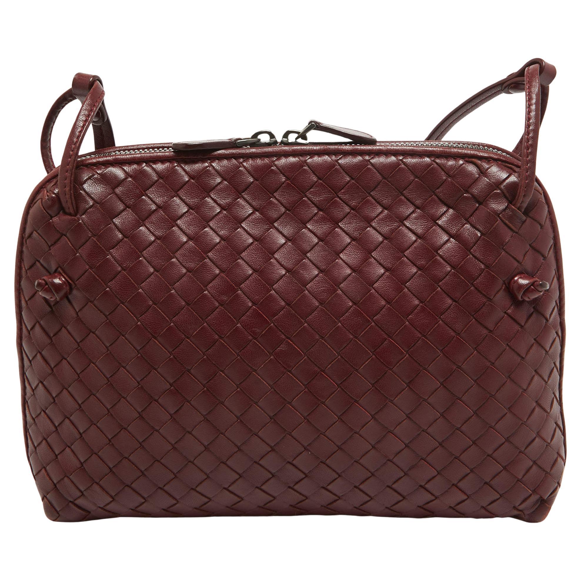 Designed to be durable, this lovely Nodini crossbody bag is a prized buy. Chic and easy to carry, the Bottega Veneta creation comes with a long shoulder strap and a spacious interior to keep your essentials safe.


