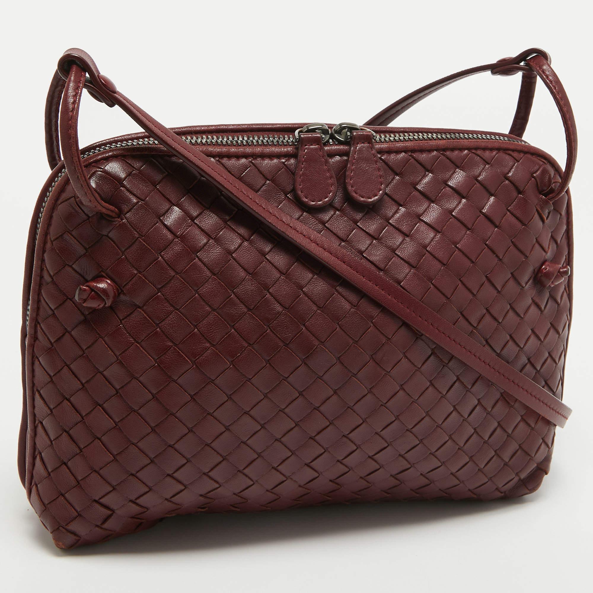 Bottega Veneta Burgundy Intrecciato Leather Nodini Crossbody Bag In Good Condition For Sale In Dubai, Al Qouz 2