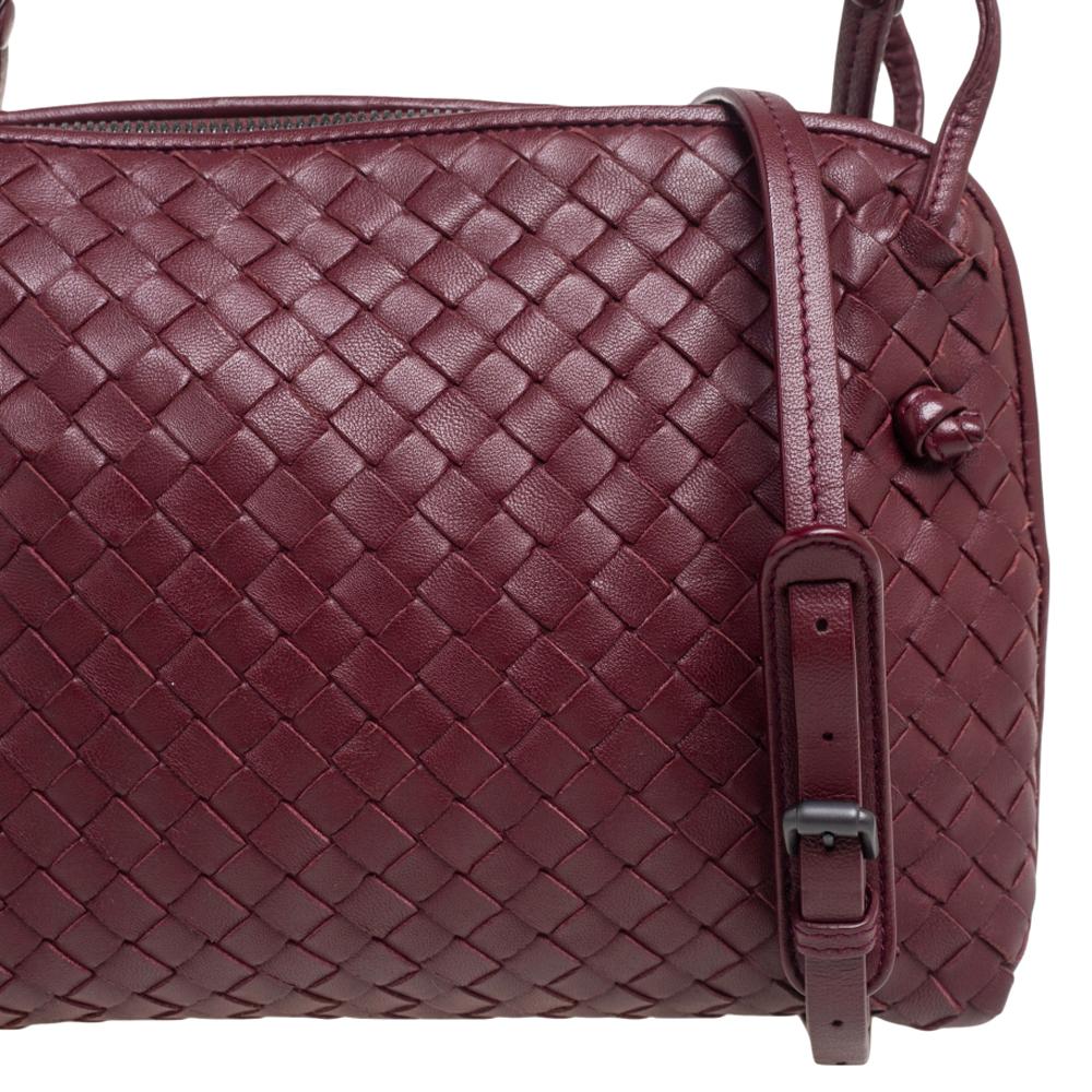 Bottega Veneta Burgundy Intrecciato Leather Nodini Crossbody Bag In Good Condition In Dubai, Al Qouz 2