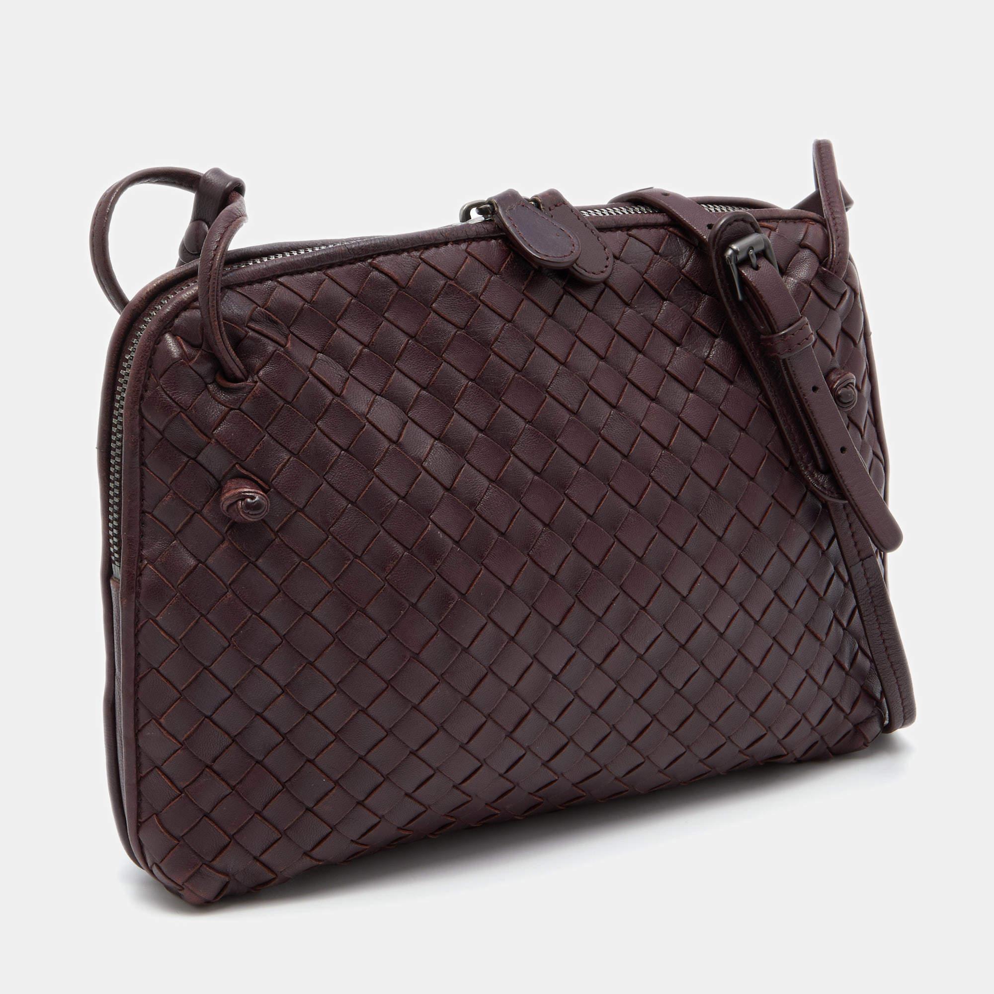 Bottega Veneta Burgundy Intrecciato Leather Nodini Shoulder Bag In Good Condition In Dubai, Al Qouz 2