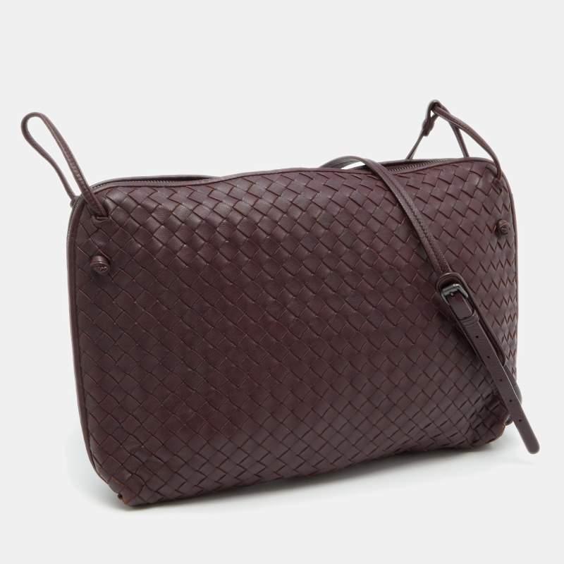 Bottega Veneta Burgundy Intrecciato Leather Nodini Shoulder Bag In Good Condition In Dubai, Al Qouz 2