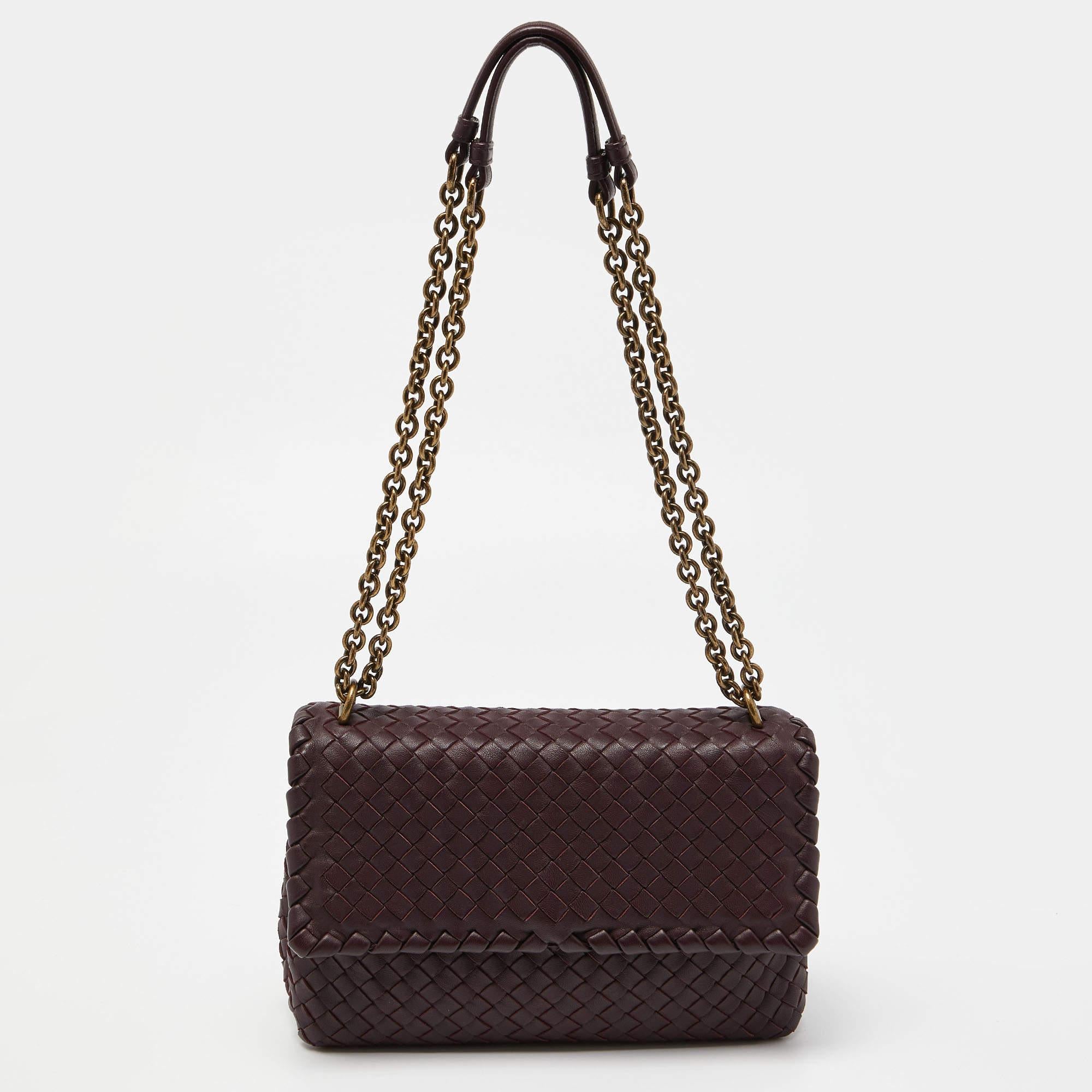 For a look that is complete with style, taste, and a touch of luxe, this designer bag is the perfect addition. Flaunt this beauty on your shoulder and revel in the taste of luxury it leaves you with.

