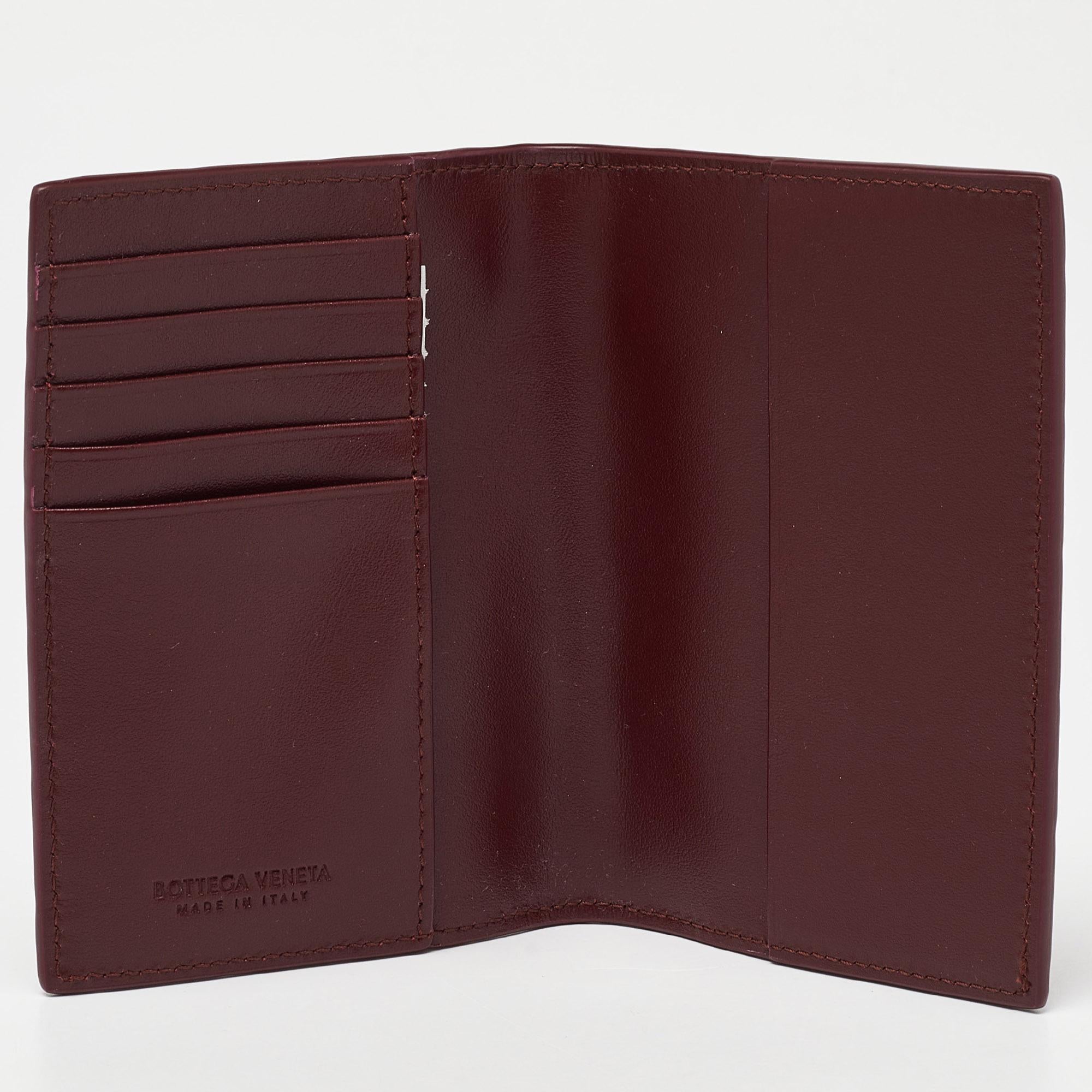 Made from Intrecciato leather, this Bottega Veneta passport holder has an instantly recognizable charm of luxury. It is presented in a grand burgundy hue.