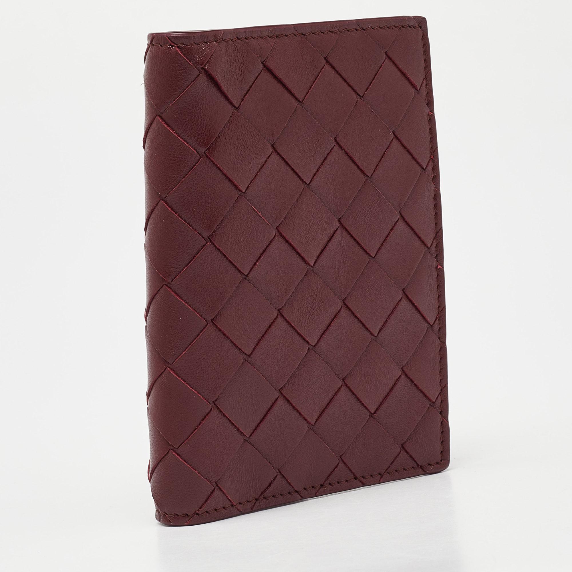 Bottega Veneta Burgundy Intrecciato Leather Passport Holder In Good Condition In Dubai, Al Qouz 2
