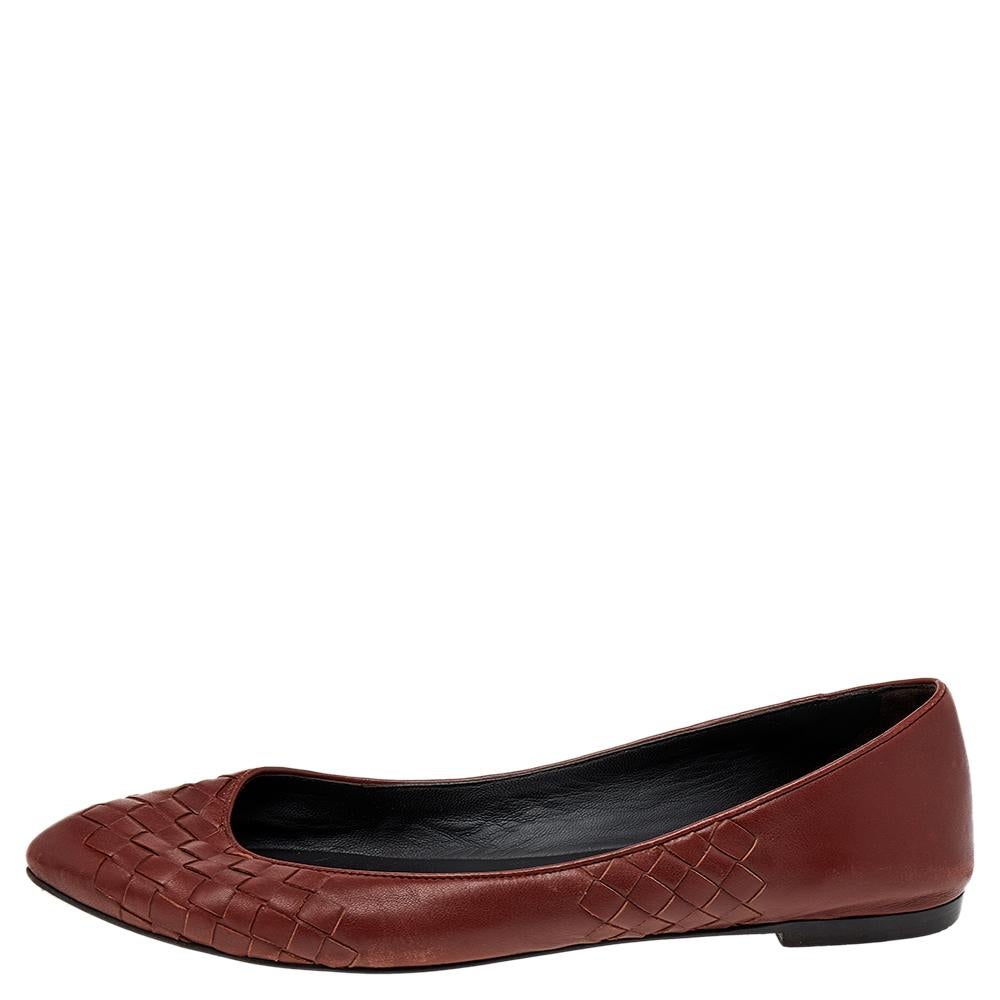 These ballet flats from Bottega Veneta are simple and sophisticated. They are crafted from leather, detailed with pointed toes and the signature intrecciato pattern, and endowed with comfortable insoles. Pair them with your skirts and dresses.