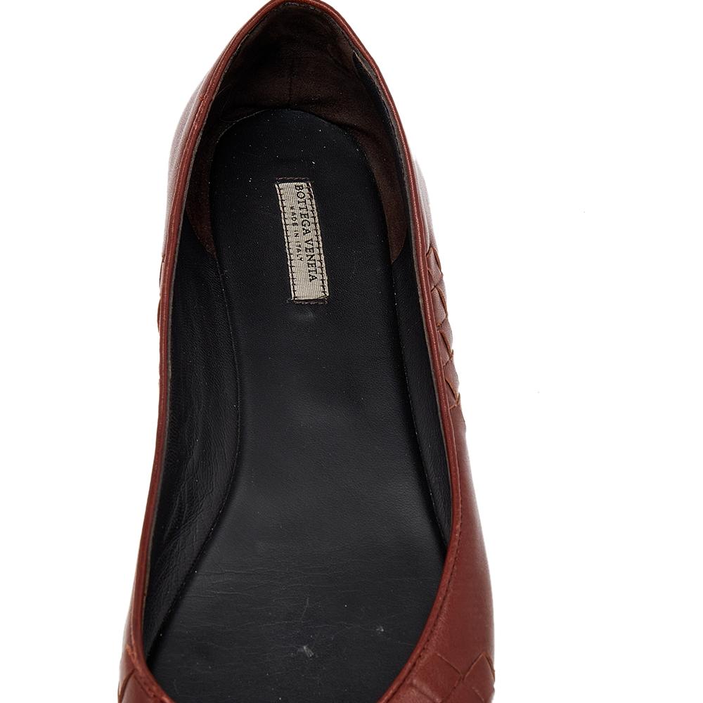 Bottega Veneta Burgundy Intrecciato Leather Pointed Toe Ballet Flats Size 38.5 In Good Condition In Dubai, Al Qouz 2