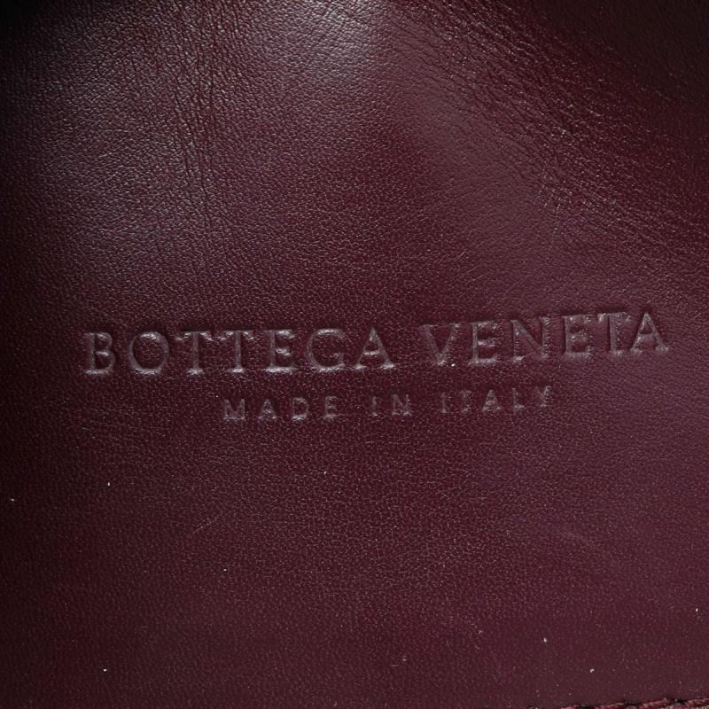 Bottega Veneta - Petit sac cabas Roma en cuir Intrecciato bourgogne en vente 6