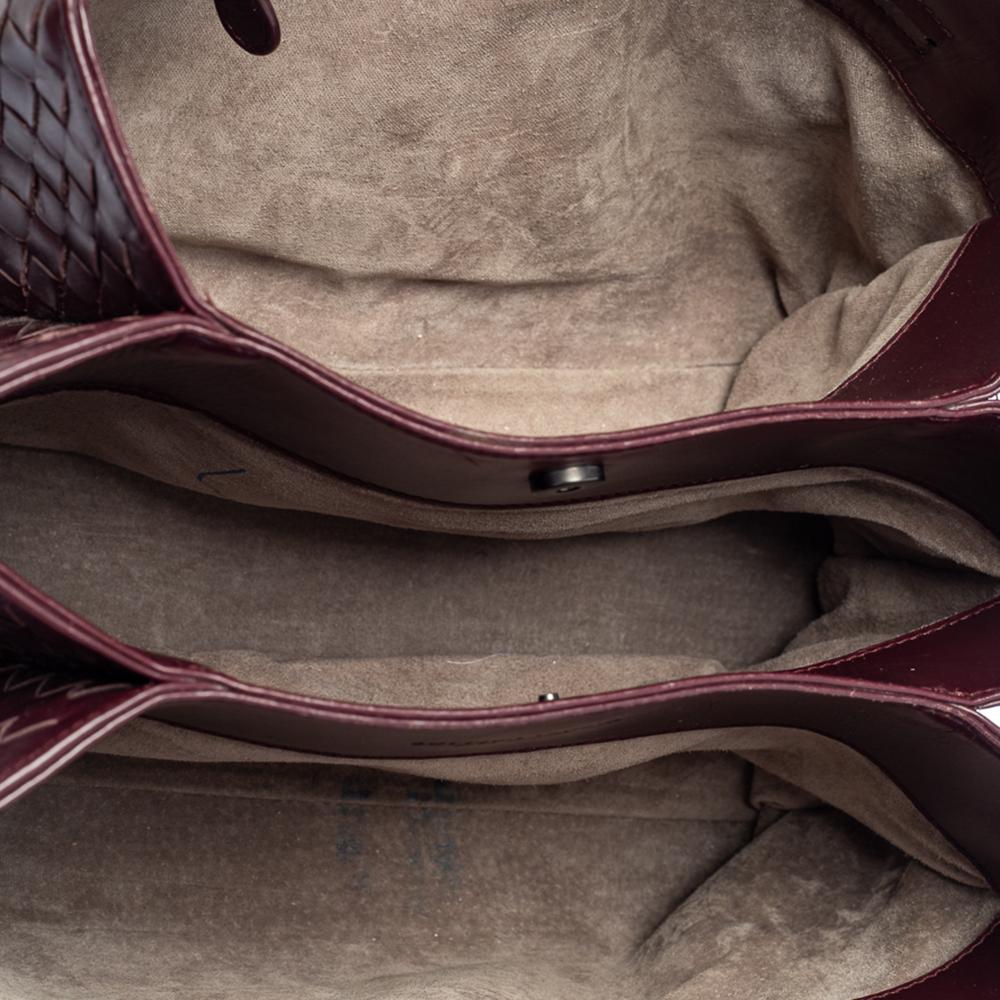 Bottega Veneta Burgundy Intrecciato Leather Small Roma Tote In Good Condition In Dubai, Al Qouz 2